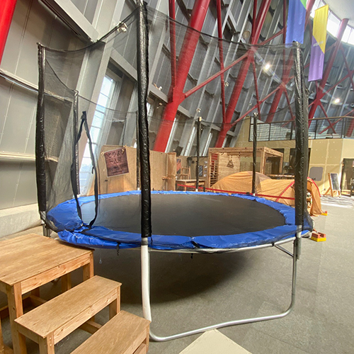 トランポリン
